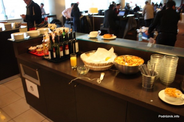 Belgia - Bruksela - Lotnisko Zaventem - brussels airlines lounge - marzec 2012 - płatki śniadaniowe i mleko (niewidoczne) po prawej, krakersy, wina po lewej