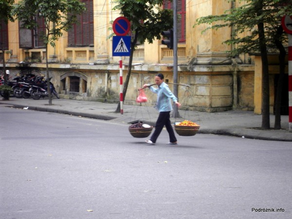 Wietnam - Hanoi - kwiecień 2012 - typowy wietnamski sposób noszenia dóbr wszelakich