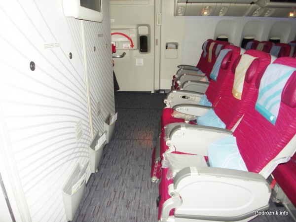 Qatar Airways - Boeing 777 - A7-BAA - fotele klasy ekonomicznej w środkowym rzędzie i przy wyjściu ewakuacyjnym