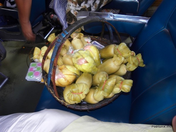Tajlandia - maj 2012 - jedzenie w pociągu pomiędzy Bangkok a Aranyaprathet