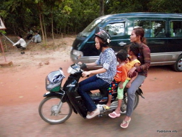 Kambodża - Siem Reap - maj 2012 - cztery osoby na motorze