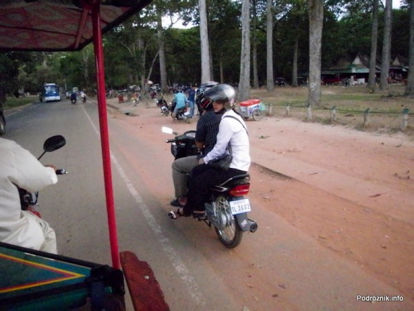 Kambodża - Siem Reap - maj 2012 - lady na motorze