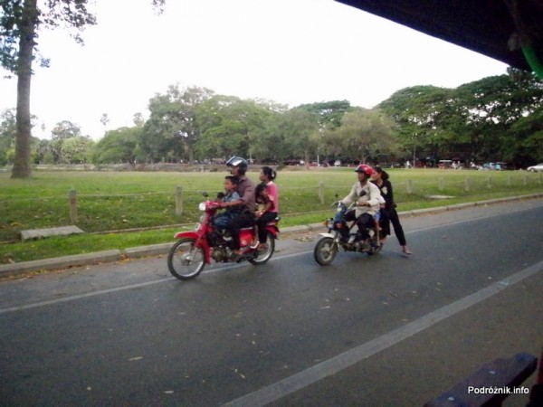 Kambodża - Siem Reap - maj 2012 - cztery osoby na motorze i lady na motorze