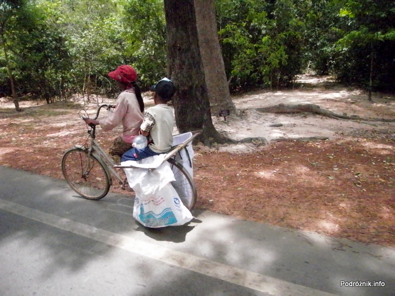 Kambodża - Siem Reap - maj 2012 - dzieci na rowerze