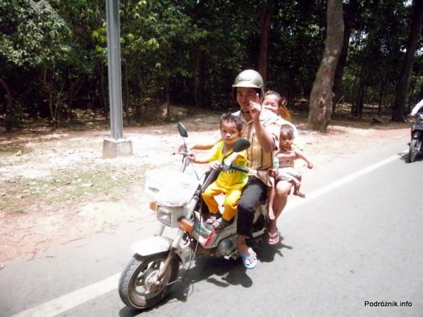 Kambodża - Siem Reap - maj 2012 - pięć osób na motorze