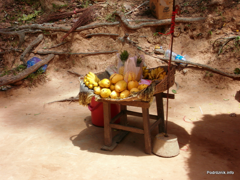 Kambodża - Siem Reap - maj 2012 - Angkor - kosz lokalnych owoców