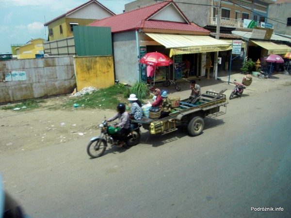 Kambodża - maj 2012 - droga z Siem Reap do Phnom Penh widziana z okna autokaru