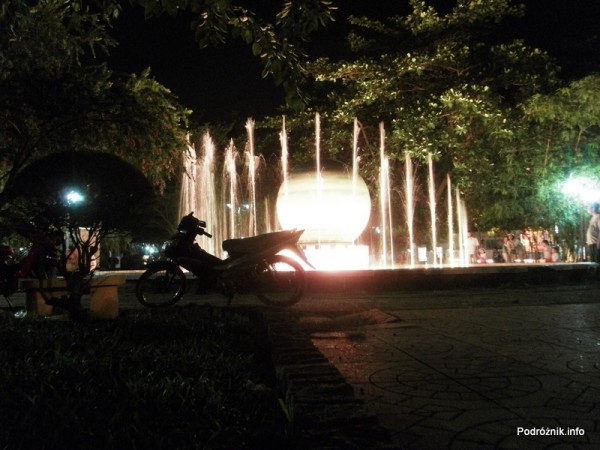Wietnam - Nha Trang - maj 2012 - podświetlona fontanna nocą