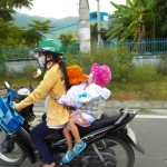 Wietnam - Nha Trang - maj 2012 - trzymanko dla dzieci na motorku