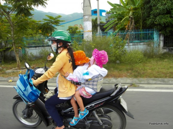 Wietnam - Nha Trang - maj 2012 - trzymanko dla dzieci na motorku