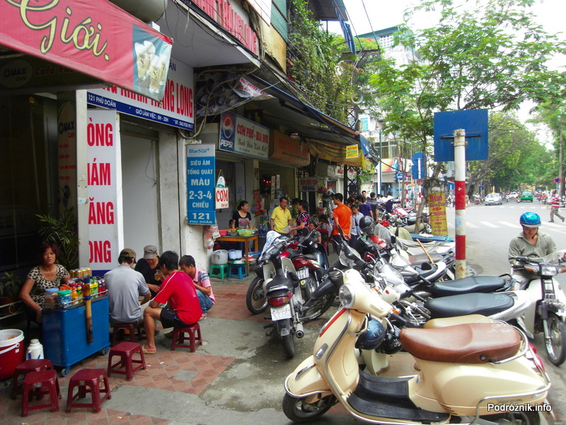 Wietnam - Hanoi - maj 2012 - uliczne restauracje i skuterki