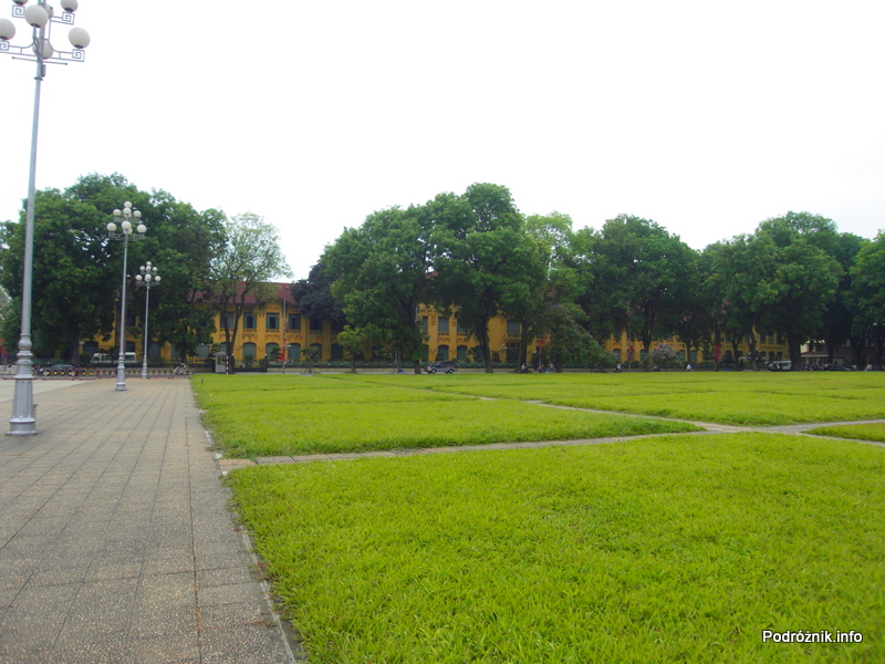 Wietnam - Hanoi - maj 2012 - zielone trawniki przed Mauzoleum Ho Chi Minh
