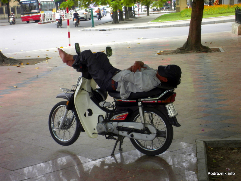 Wietnam - Hanoi - maj 2012 - spanie na motorku