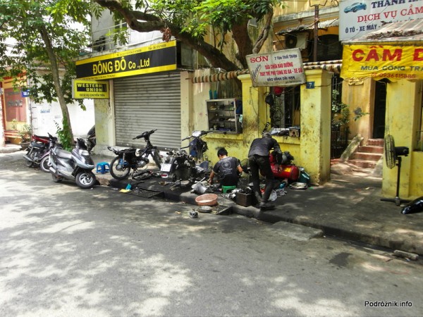 Wietnam - Hanoi - maj 2012 - warsztat napraw skuterów