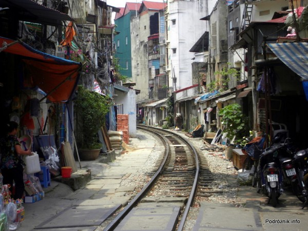 Wietnam - Hanoi - maj 2012 - życie przy torach kolejowych