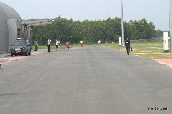 Lotnisko Modlin - przed terminalem od strony pasa startowego