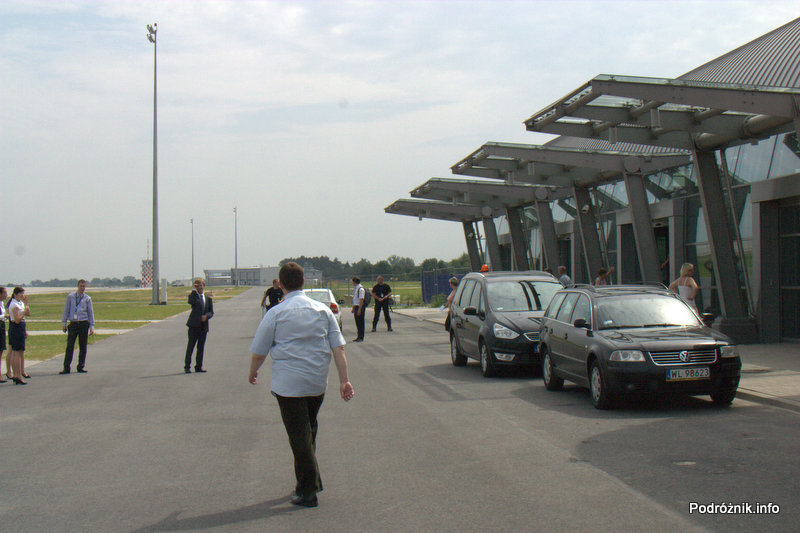 Lotnisko Modlin - przed terminalem od strony pasa startowego