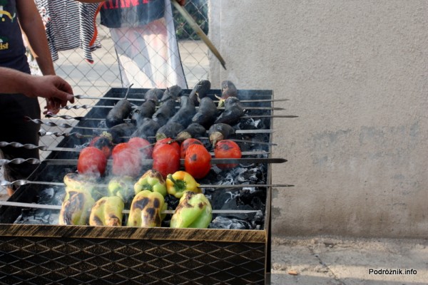 Armenia - Erewan - lipiec 2012 - warzywa na armeńskim grillu