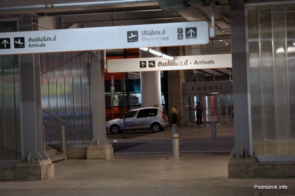 Erewan - Zvartnots International Airport - widok z parkingu na terminal (przyloty)