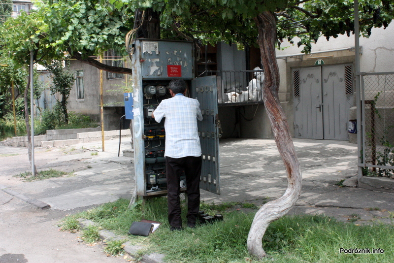 Armenia - Erewan - lipiec 2012 - monter przy licznikach energii