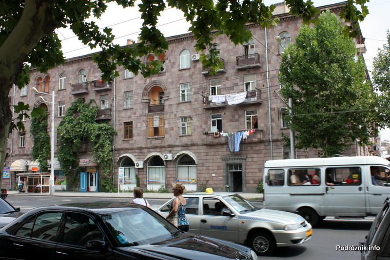 Armenia - Erewan - lipiec 2012 - mieszkania od ulicy z wywieszonym praniem