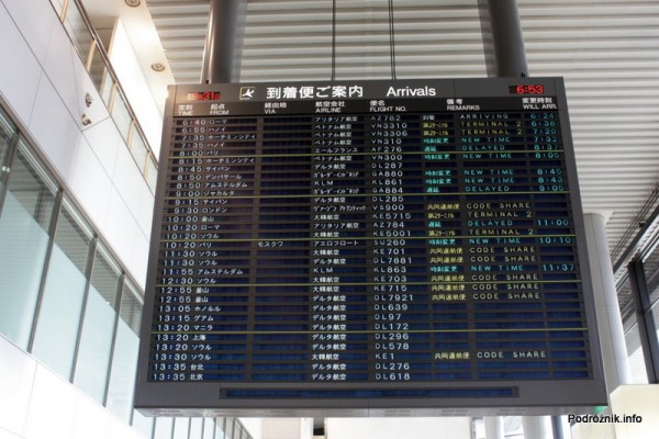 Japonia - Port lotniczy Tokio Narita - tablica przylotów - sierpień 2012