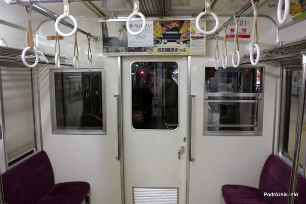 Japonia - wnętrze wagonika kolejki z lotniska Tokio Narita do miasta Narita - sierpień 2012