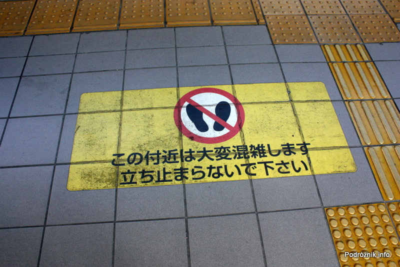 Japonia - Narita - oznaczenie na peronie gdzie nie należy stawać - sierpień 2012