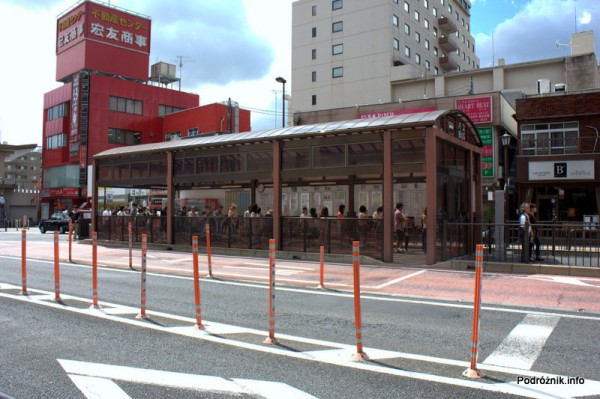 Japonia - Narita - kolejka na przystanku autobusowym - sierpień 2012