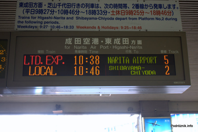 Japonia - Narita - dworzec kolejowy - tablica odjazdów po angielsku - sierpień 2012