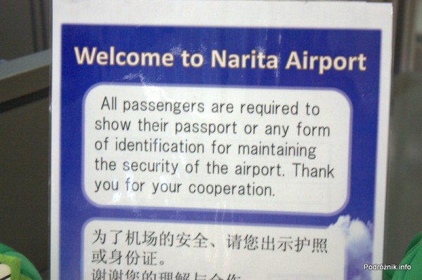 Japonia - Narita - tablica powiadamiająca o kontroli dokumentów przy wyjściu z metra przed wejściem na terminal - sierpień 2012