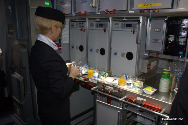 Polskie Linie Lotnicze LOT - Boeing 787 Dreamliner - SP-LRA - przednia kuchnia - przygotowanie drinków powitalnych