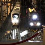 Chiny - Pekin - Muzeum Kolejnictwa - duża makieta dwóch pociągów z włączonymi światłami - kwiecień 2013