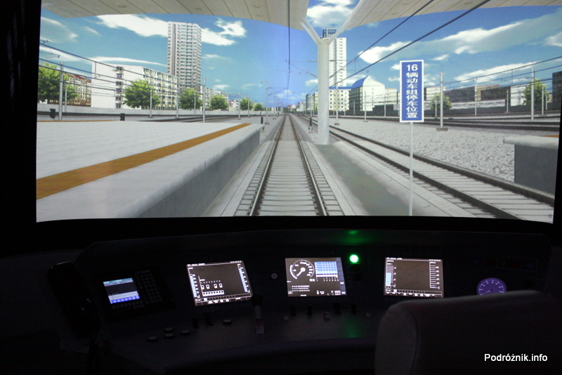 Chiny - Pekin - Muzeum Kolejnictwa - kabina w symulatorze chińskiego TGV podczas jazdy - kwiecień 2013