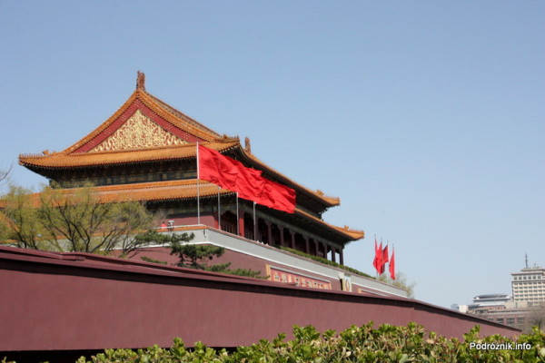 Chiny - Pekin - fragment Zakazanego Miasta widoczny zza muru - kwiecień 2013