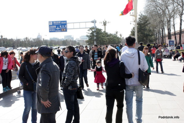Chiny - Pekin - ludzie przy murze Zakazanego Miasta - kwiecień 2013