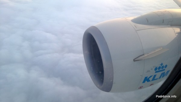 KLM Royal Dutch Airlines - Boeing 737 - KL1372 - PH-BGP - widok przez okno - silnik na tle chmur