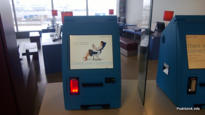 Holandia - Amsterdam - Lotnisko Schiphol - automat wyboru miejsca w samolocie i drukowania kart pokładowych - kwiecień 2013