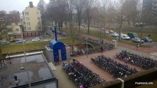 Holandia - Amsterdam - parking z rowerami widziany z pociągu na lotnisko - kwiecień 2013