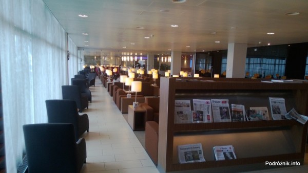 Holandia - Amsterdam - Lotnisko Schiphol - KLM Crown Lounge - fotele wzdłuż okien - kwiecień 2013