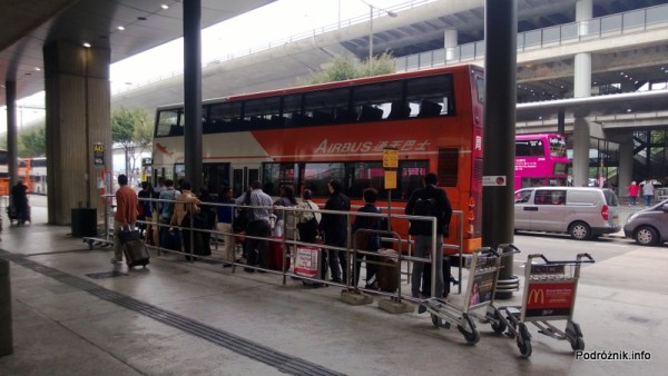Lotnisko w Hongkongu - Hong Kong International Airport - ludzie czekający w kolejce do piętrowego autobusu - kwiecień 2013