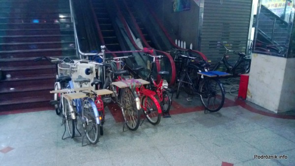 Chiny - Shenzhen - rowery z dodatkowymi półkami na bagażniku na paczki  - kwiecień 2013
