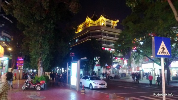 Chiny - Shenzhen - oświetlony w nocy budynek stylizowany na pagodę  - kwiecień 2013