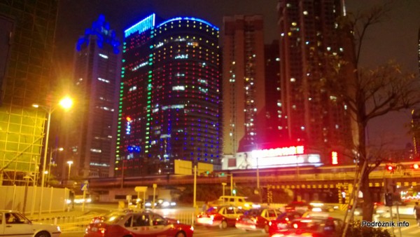 Chiny - Shenzhen - noc - ruch uliczny  - kwiecień 2013