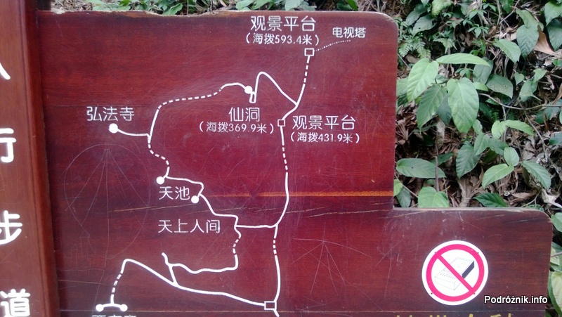 Chiny - Shenzhen - ogród botaniczny - drewniana mapa szlaków z chińskimi opisami - kwiecień 2013