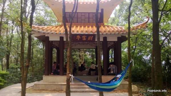 Chiny - Shenzhen - ogród botaniczny - miejsce do odpoczynku stylizowane na pagodę - kwiecień 2013