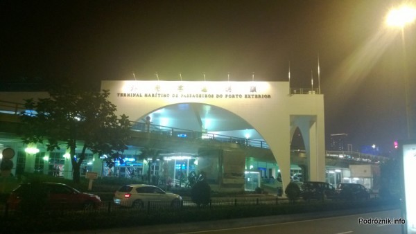 Chiny - Makao - terminala promowy widziany w nocy z zewnątrz - kwiecień 2013