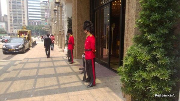 Chiny - Makao - straż przed hotelem w strojach podobnych do tych sprzed Pałacu Buckingham - kwiecień 2013