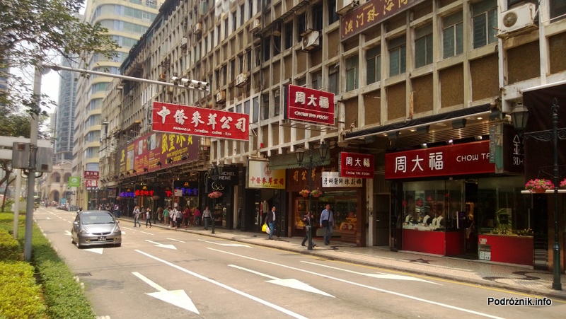 Chiny - Makao - centrum - szyldy z chińskimi napisami przy ulicy - kwiecień 2013
