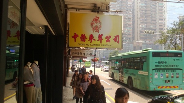 Chiny - Makao - centrum - zielony autobus przejeżdżający przy chodniku - kwiecień 2013